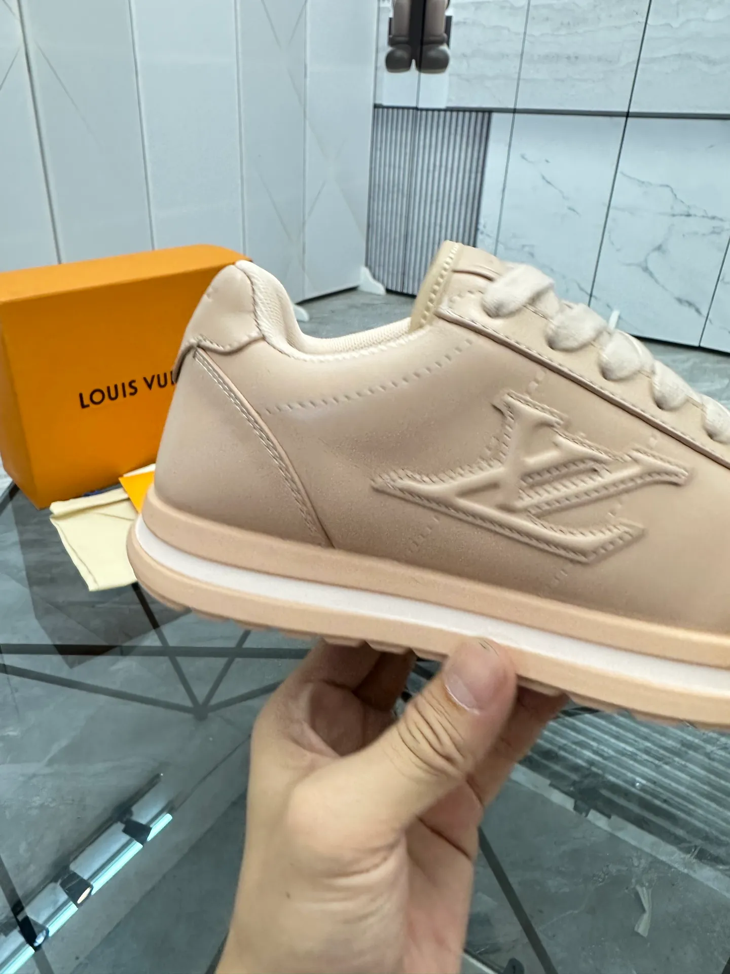 Men's shoes: 💰P700¥ Top quality Product trademark: LV* "Louis Vuitton*" low-top casual shoes Regular size: 35-45 (can be customized to 46) Couple style Product materials: Imported cowhide upper, breathable lining, original outsole. Number: two